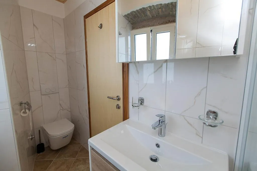 Holiday Home Nika Omišalj 0*,  Croácia