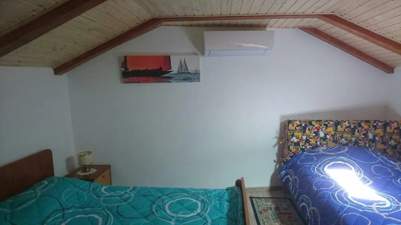 Holiday Home Nika Omišalj 0*,  Croácia